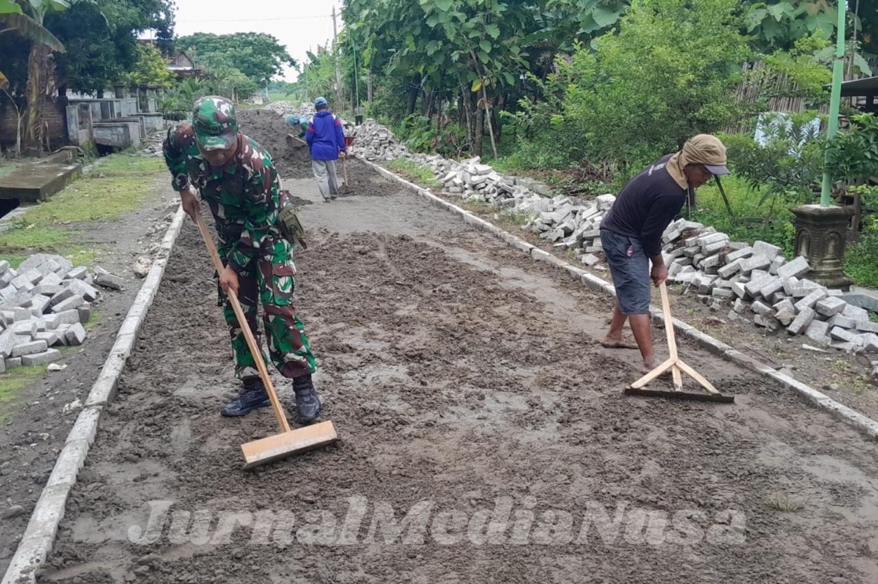 Kemanunggalan TNI-Rakyat, Babinsa Ngawi Kerja Bakti Bersama Warga