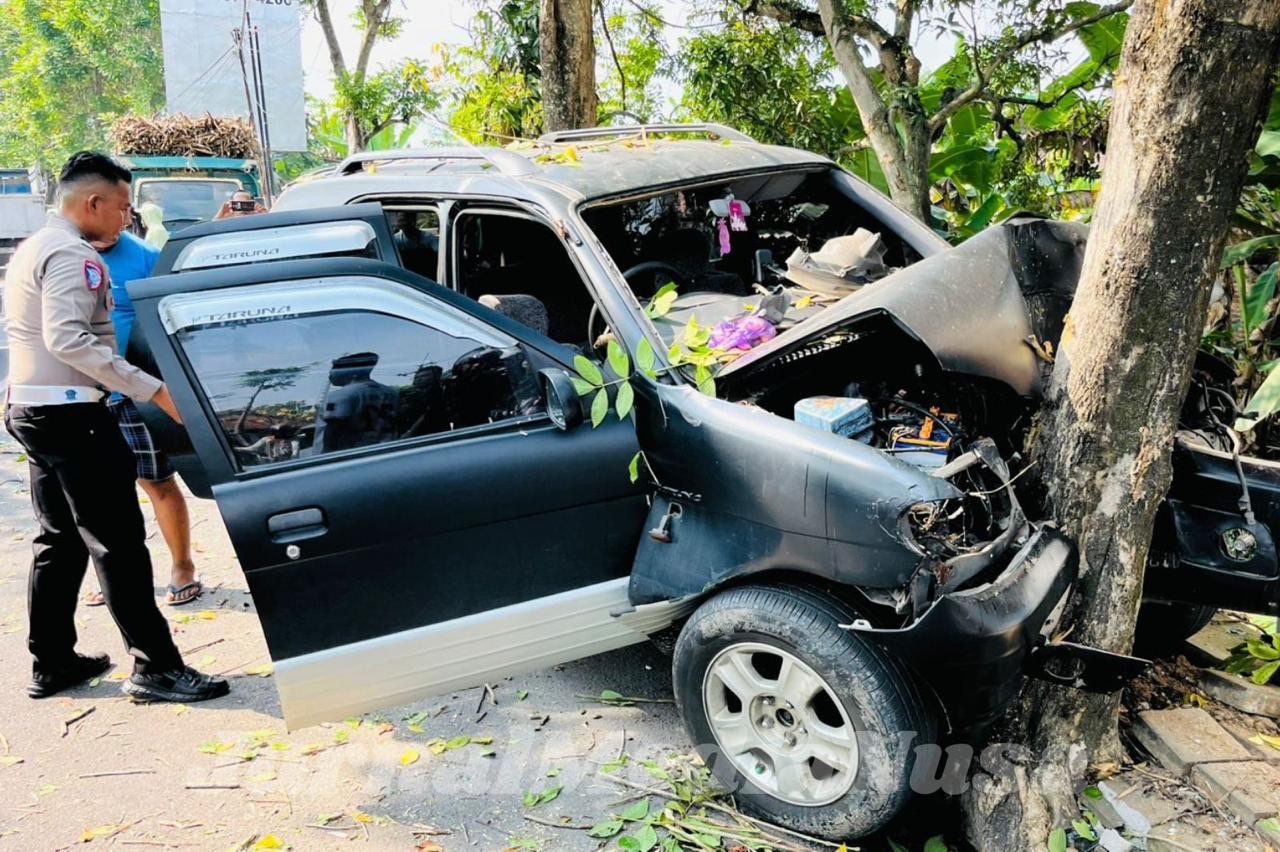 Diduga Mengantuk, Mobil Tabrak Pohon di Ngawi Pengemudi Terluka