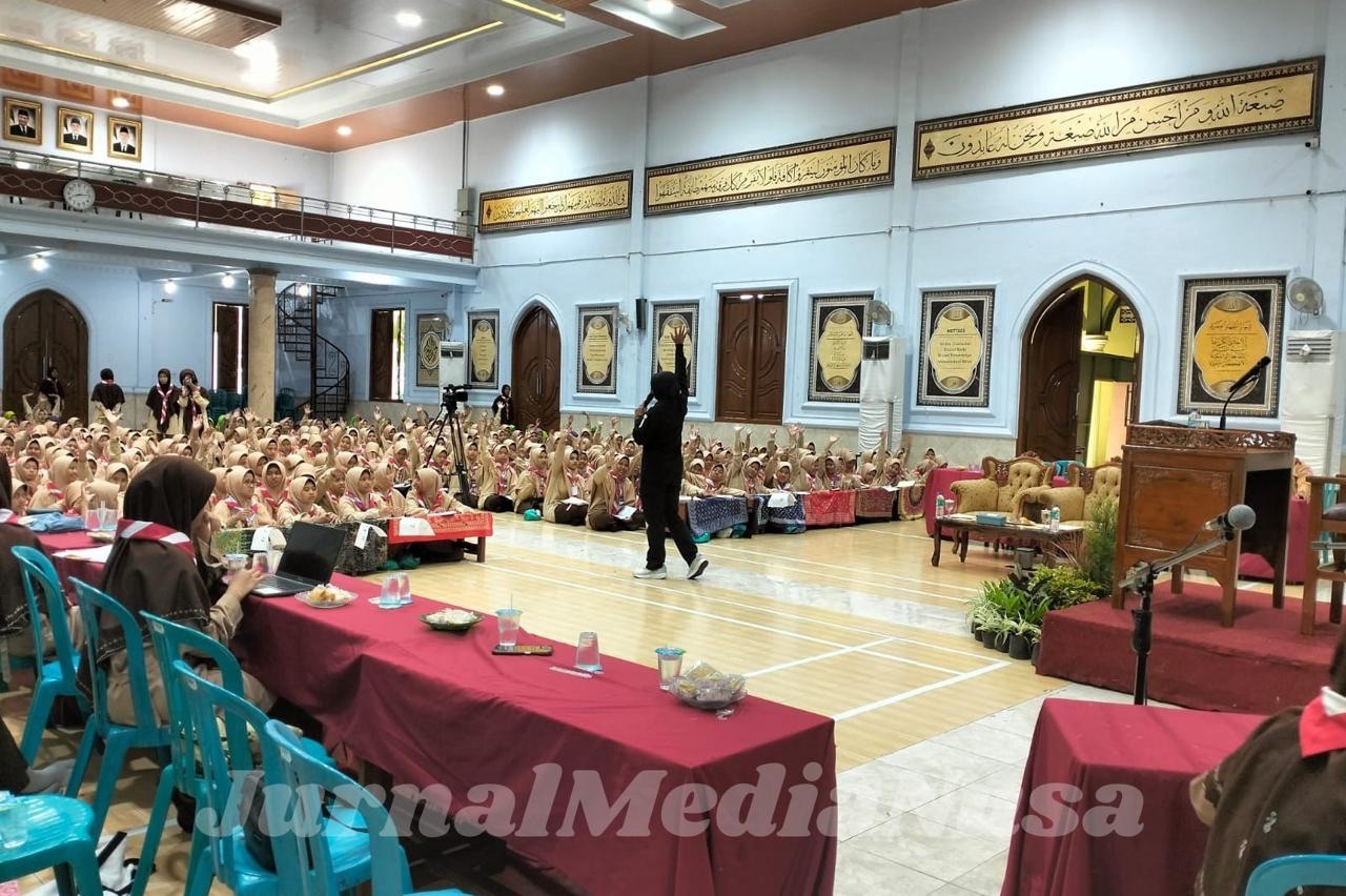 Tingkatkan Cinta Tanah Air, Polwan Ngawi Sosialisasi Wawasan Kebangsaan di Gontor Putri 1