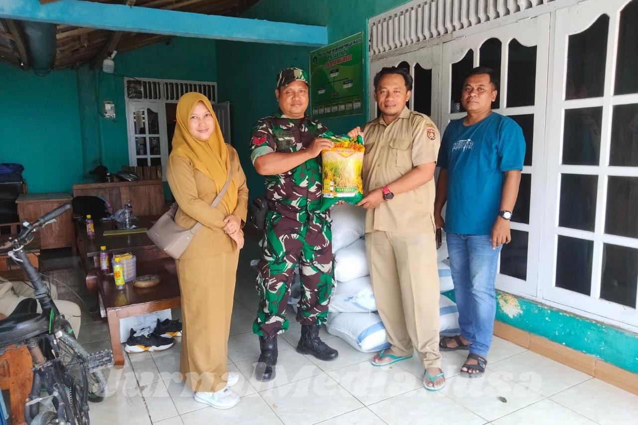 Dorong Swasembada Pangan, Babinsa dan PPL Salurkan Benih Padi Bersubsidi di Jogorogo